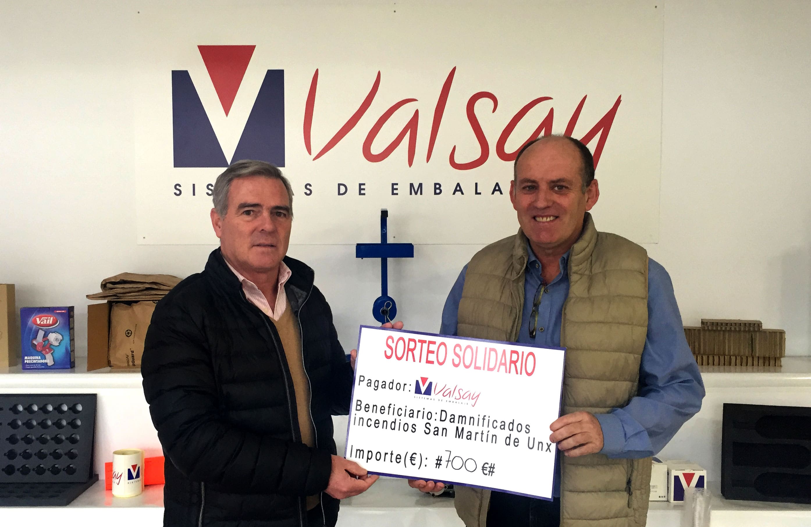 Foto-entrega-cheque-partido-solidario-Valsay-Sistemas-de-Embalaje S-L-.jpg